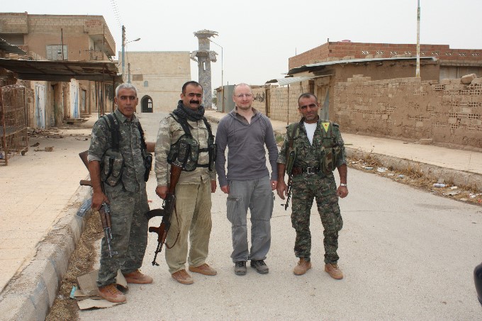 Wieland Schneider auf einer seiner Reisen, hier in Nordsyrien mit kurdischen Kämpfern. Foto:Schneider