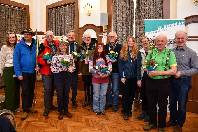 Sternpilgerung nach Mauer: Chorleiterin Eva Illich, die Pilgerbegleiter Bernhard Krahofer, Reinhard Goiser, Monika Riedel, Alois Zehetner, Stefan Kimeswenger, Johanna und Anton Knoll, Johanna Hochauer, Monika Angerer, Peter Haberfehlner und Johannes Deinhofer (von links).
