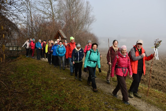 Sternpilgerung nach Mauer; kurz nach 9 Uhr machte sich die Gruppe mit Peter Haberfehlner (rechts vorne) auf den Weg nach Mauer.