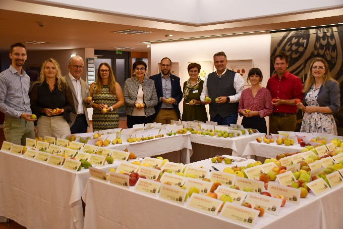 Hannes Schoberberger, Gerlinde Handlechner, Johannes Deinhofer, Martina Schmidthaler, Obfrau Michaela Hinterholzer, Mathias Weis, Lucia Deinhofer, Landtagsabgeordneter Lukas Michlmayr, Karin Kimmeswenger, Lorenz Müller und Margarethe Gruber (von links).<br />
Foto: J. Penzendorfer